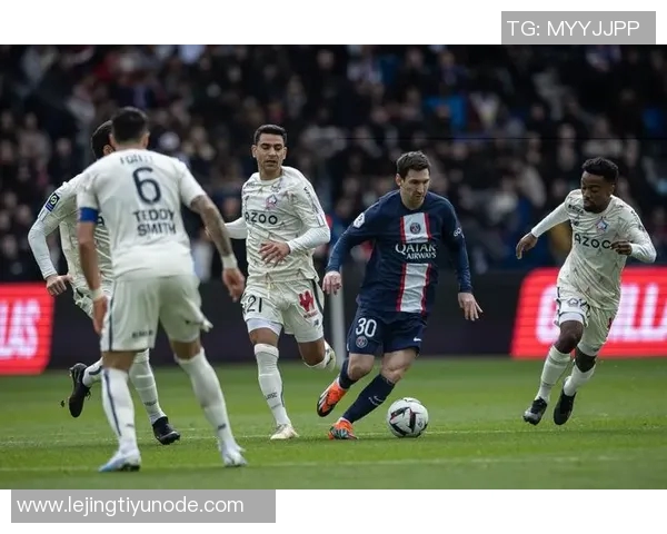 约罗身穿里尔球衣盛装出席里尔对阵巴黎比赛开球仪式